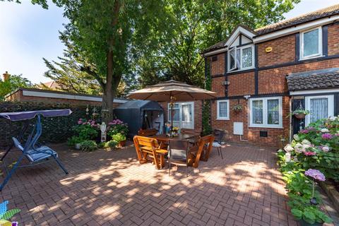 2 bedroom end of terrace house for sale, Hawthorn Close, Hounslow TW5