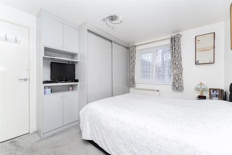 2 bedroom end of terrace house for sale, Hawthorn Close, Hounslow TW5