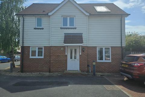 3 bedroom detached house to rent, Pinewood Drive, Addlestone KT15