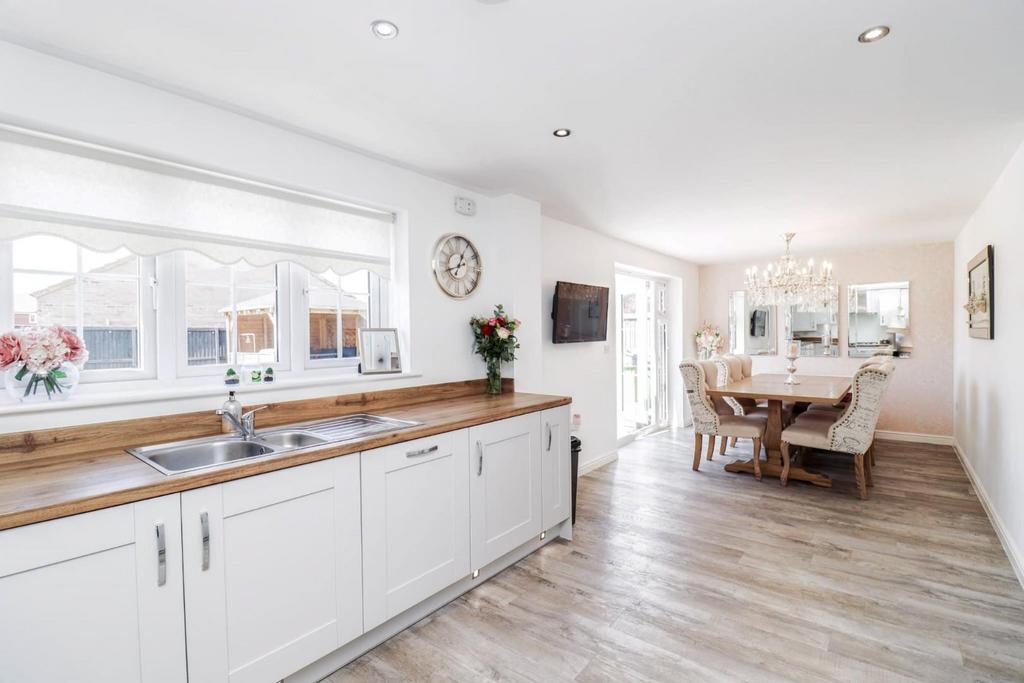 Kitchen/Dining Area