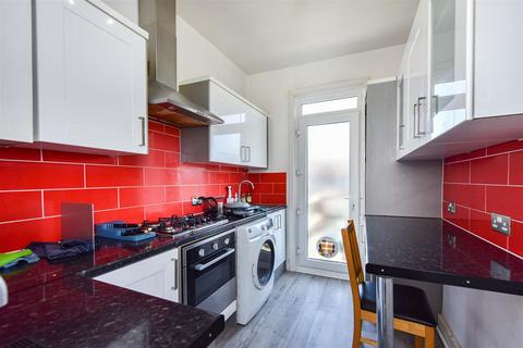 2 bedroom flat for sale, Ronald Park Avenue, Westcliff-On-Sea SS0