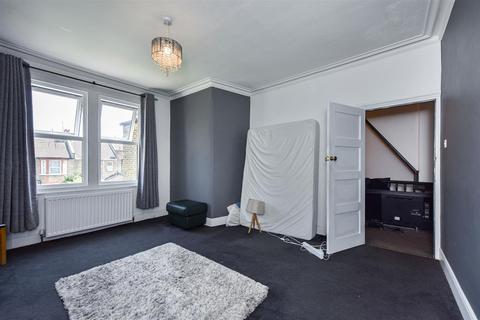 2 bedroom flat for sale, Ronald Park Avenue, Westcliff-On-Sea SS0