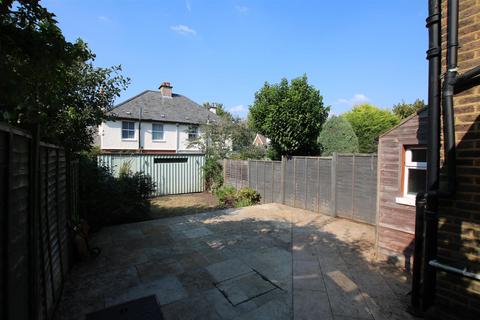 19 Poplar Road, Leatherhead, KT22 8SF