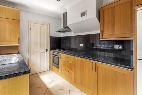 19 Poplar Road, Leatherhead, KT22 8SF