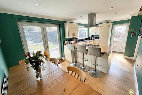 19 Westways, Wrenthorpe, Wakefield, WF2 0TE