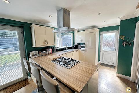 19 Westways, Wrenthorpe, Wakefield, WF2 0TE