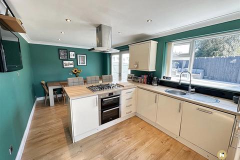 19 Westways, Wrenthorpe, Wakefield, WF2 0TE