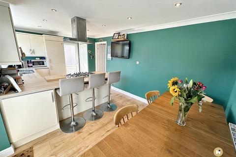 19 Westways, Wrenthorpe, Wakefield, WF2 0TE
