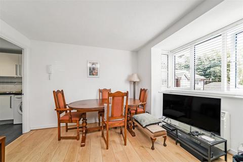 12 Redwood Gardens, Chingford, London, E4 7NZ