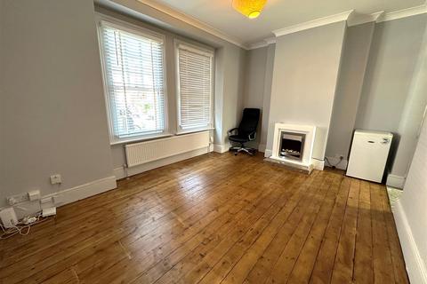 4 bedroom end of terrace house to rent, Moselle Avenue, London N22