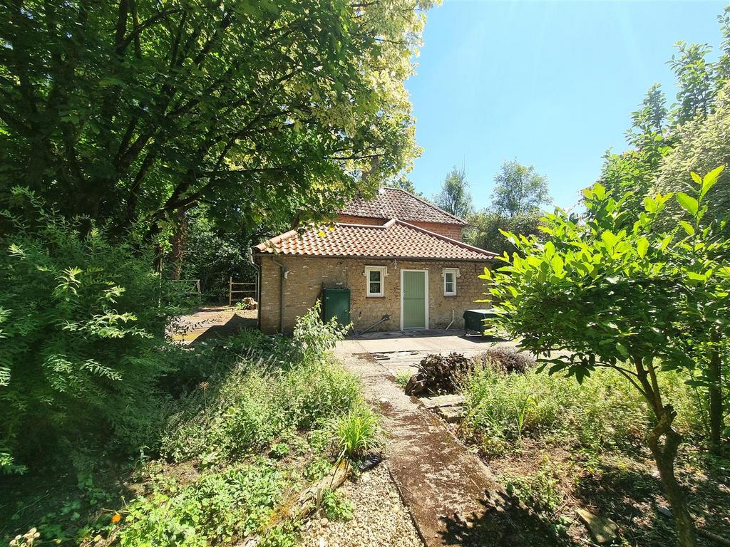 11 Bath Road - Front2.jpg