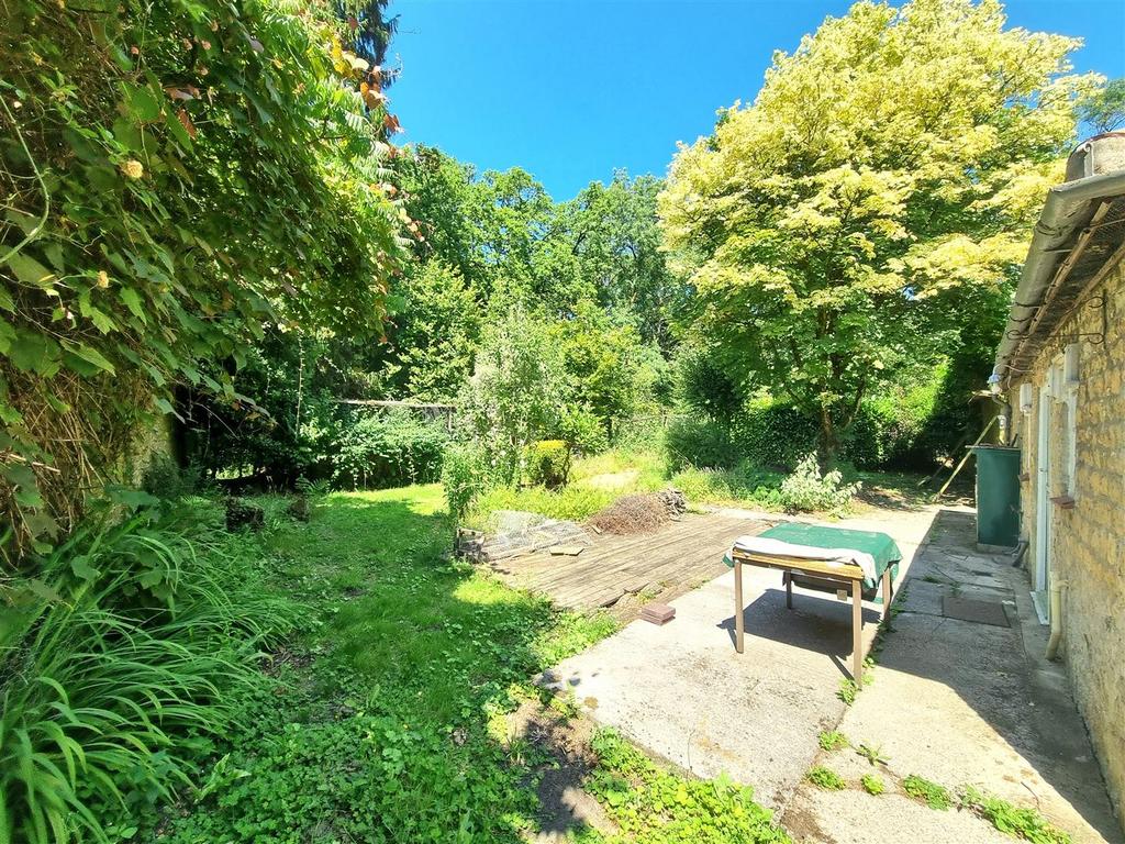 11 Bath Road - Garden2.jpg