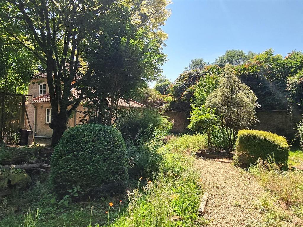 11 Bath Road - Garden3.jpg