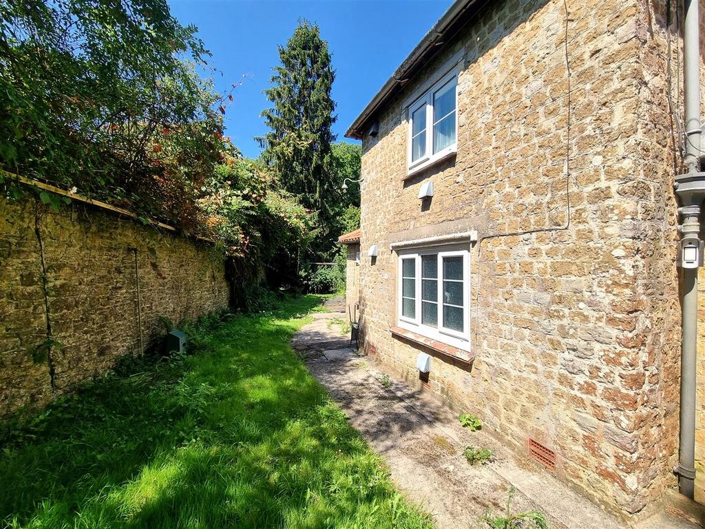 11 Bath Road - Side Garden.jpg