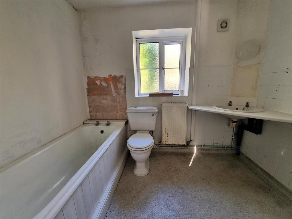 11 Bath Road - Bathroom.jpg