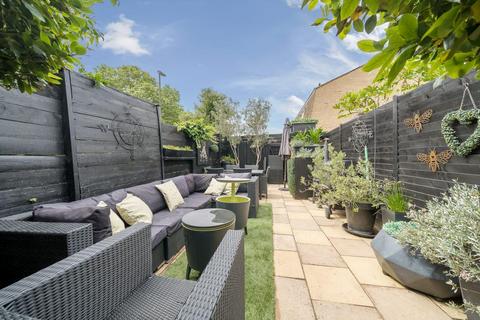 13 Battle Close, London, SW19 1AL