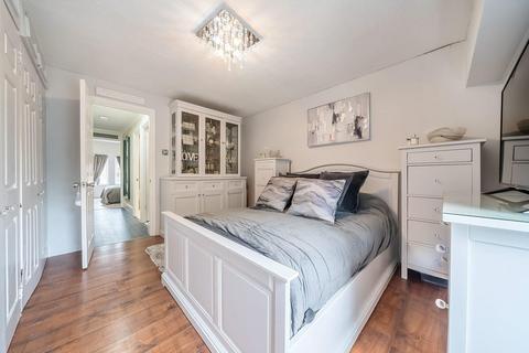 13 Battle Close, London, SW19 1AL