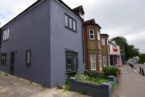 2 bedroom end of terrace house to rent, High Street, Rainham