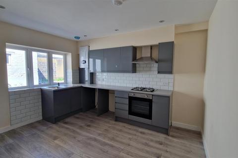 2 bedroom end of terrace house to rent, High Street, Rainham