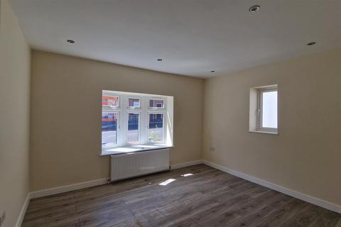 2 bedroom end of terrace house to rent, High Street, Rainham