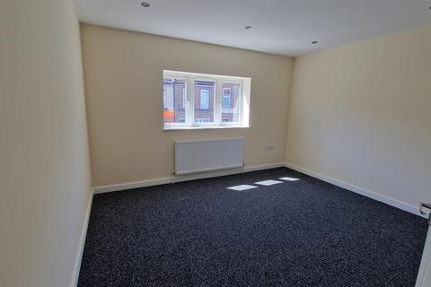 2 bedroom end of terrace house to rent, High Street, Rainham