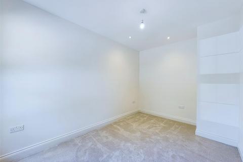 24d Coulsdon Court Road, Coulsdon, CR5 2LL