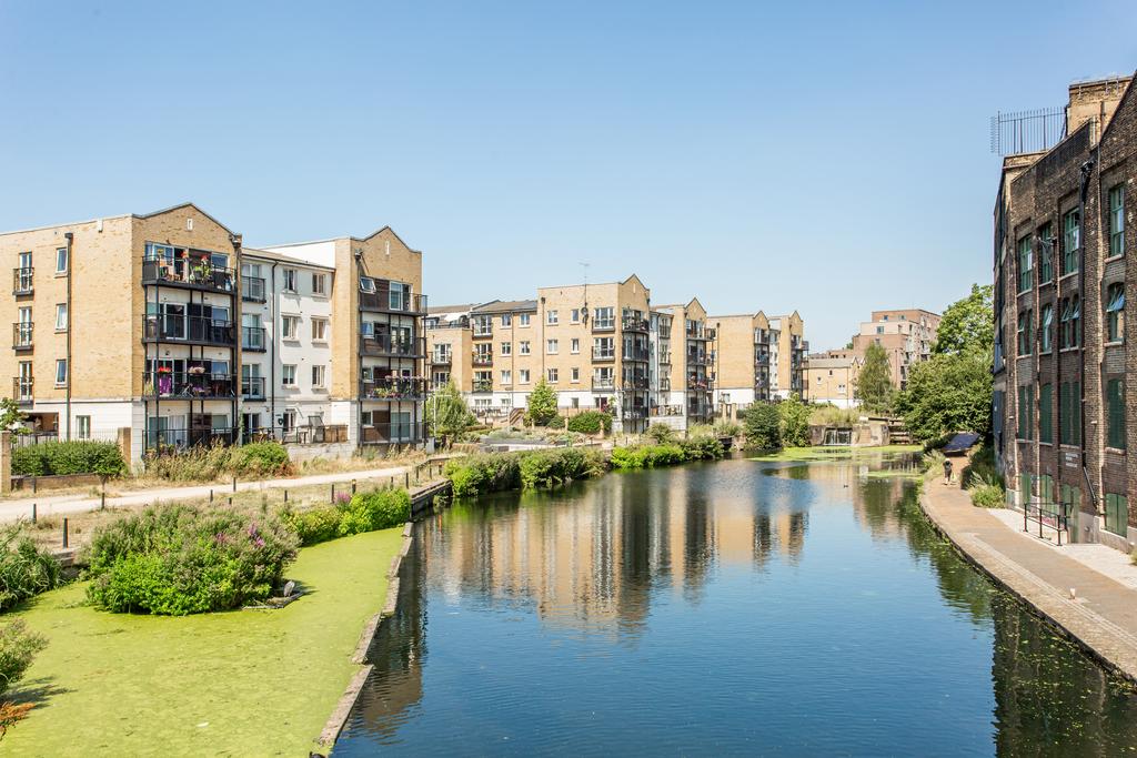 Regents Canal Setting