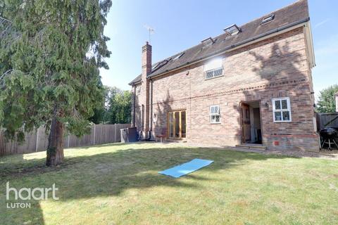 undefined, Wardown Crescent, LUTON