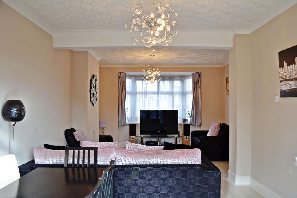 House in London, Gants Hill - View 2