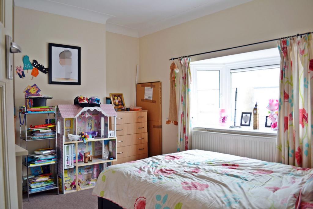 House in London, Gants Hill - More