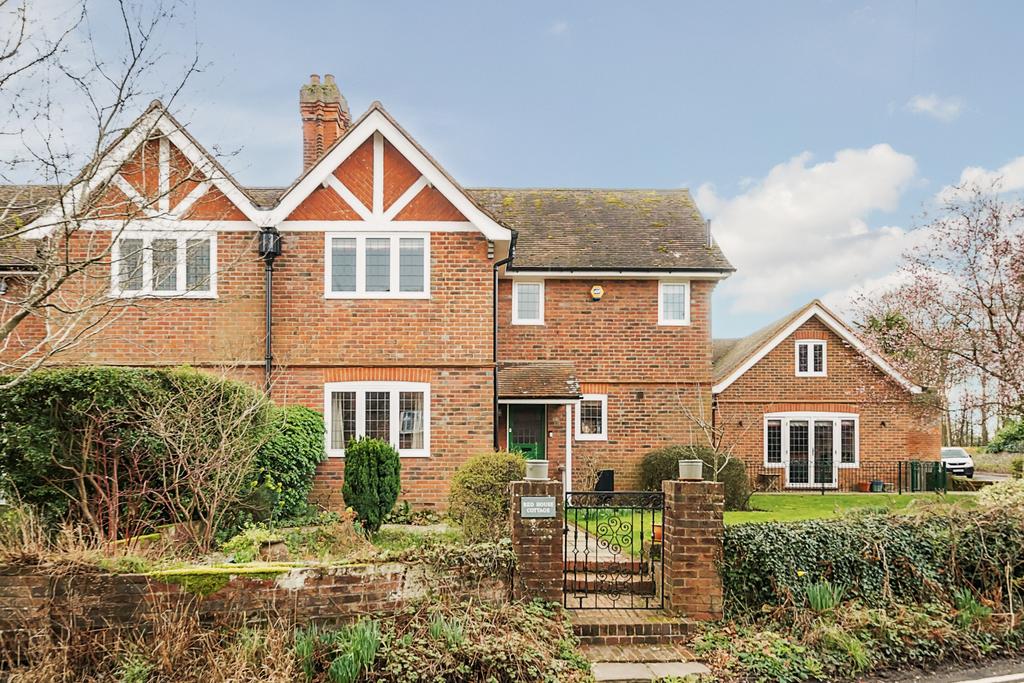 Pearson Road, Reading RG4 4 bed semidetached house for sale £1,000,000
