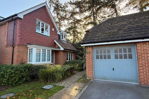 4 bedroom detached house to rent, Stephenson Close, Reading RG10