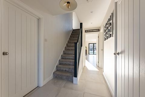 19 Hamilton Close, Bricket Wood, St Albans, AL2 3NA