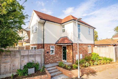 1b Barry Close, St Albans, AL2 3HN