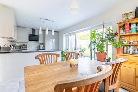 1b Barry Close, St Albans, AL2 3HN