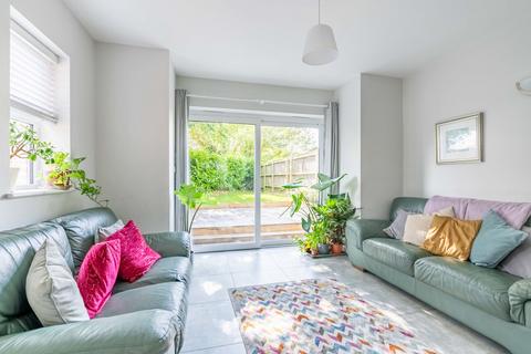 1b Barry Close, St Albans, AL2 3HN