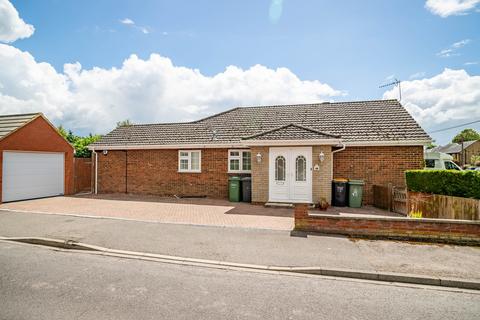 3 bedroom bungalow for sale, Delfield Gardens, Luton LU1