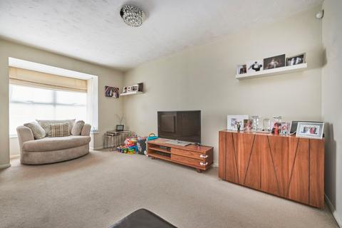 39 Alsop Close, London Colney, St Albans, AL2 1BW
