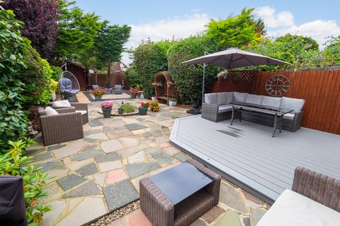 16 Rossdale, Sutton, SM1 4JU