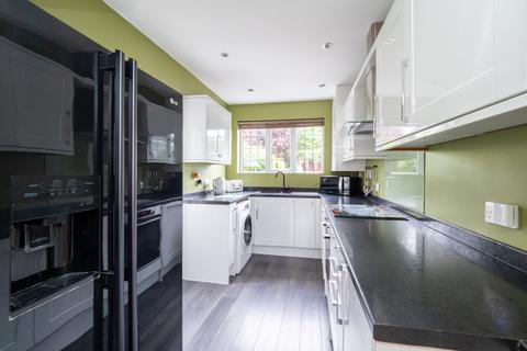 16 Rossdale, Sutton, SM1 4JU