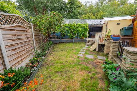 28 Reynolds Close, Carshalton, SM5 2AY