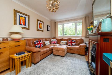 28 Reynolds Close, Carshalton, SM5 2AY