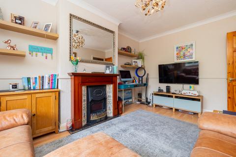 28 Reynolds Close, Carshalton, SM5 2AY