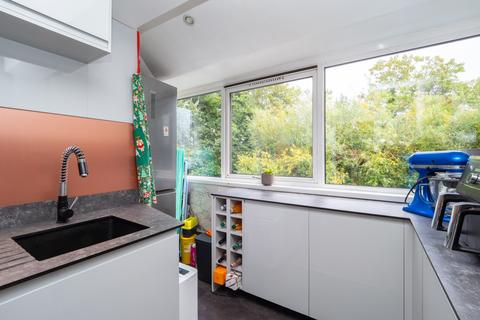 28 Reynolds Close, Carshalton, SM5 2AY