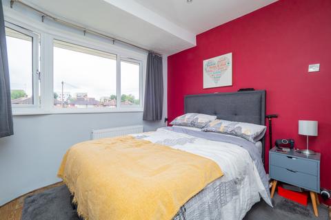 28 Reynolds Close, Carshalton, SM5 2AY