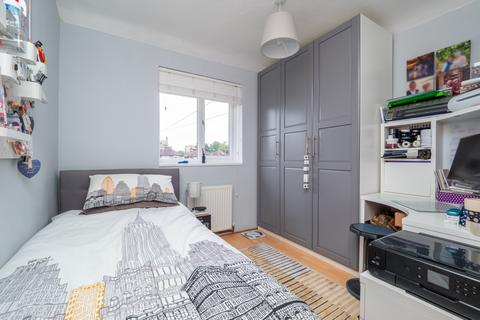 28 Reynolds Close, Carshalton, SM5 2AY