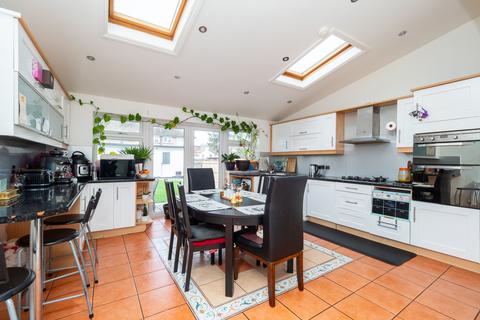 125 Gander Green Lane, Sutton, SM1 2EU