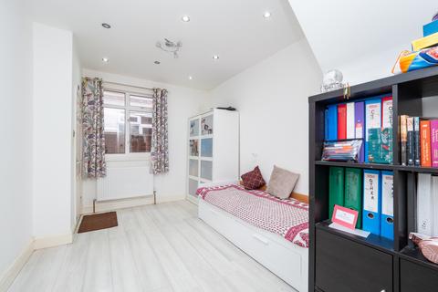 125 Gander Green Lane, Sutton, SM1 2EU