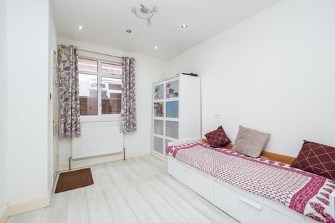 125 Gander Green Lane, Sutton, SM1 2EU