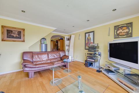 32 Crossways Road, Mitcham, CR4 1DQ